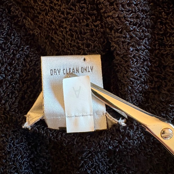 Chico's Asymmetrical Hem Open Knit Top Black Long Sleeve Tassel Hem Size 1 - Picture 7 of 7